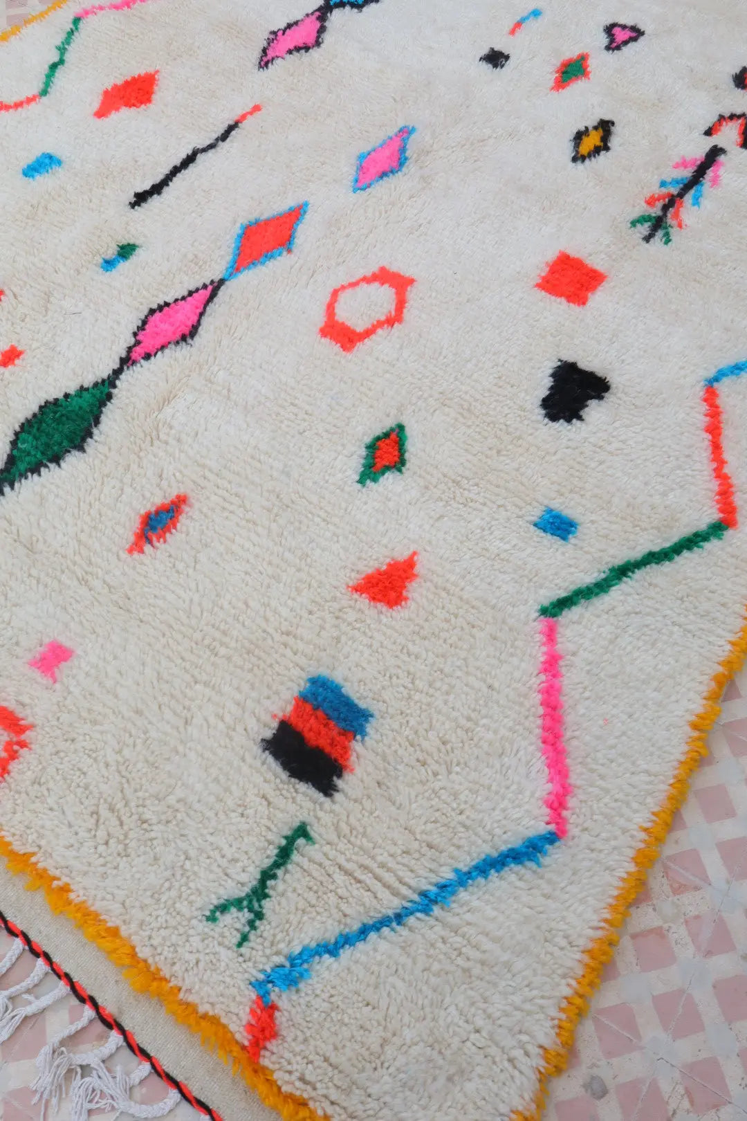 Tapis Berbère Coloré Blanc Motifs Multicolore Cadre Jaune - Azilal Néda