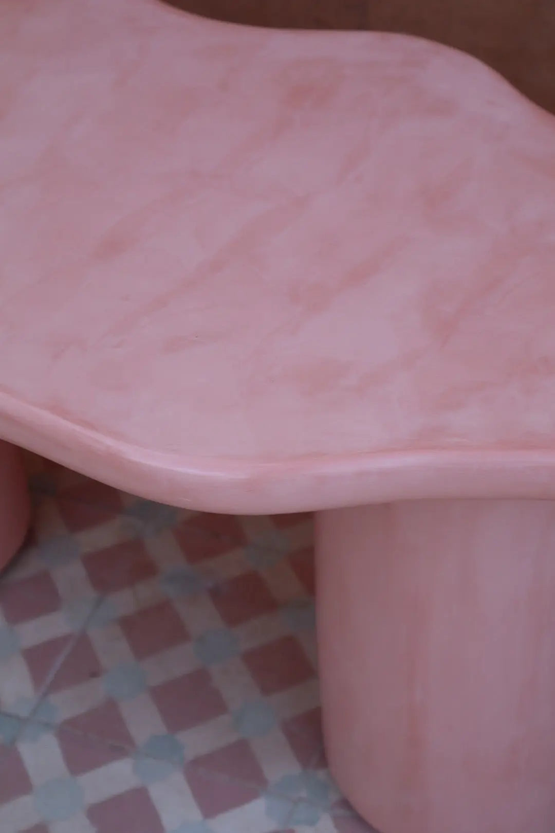 Table Basse Organique en Béton Ciré - « CURVE » Rose Néda