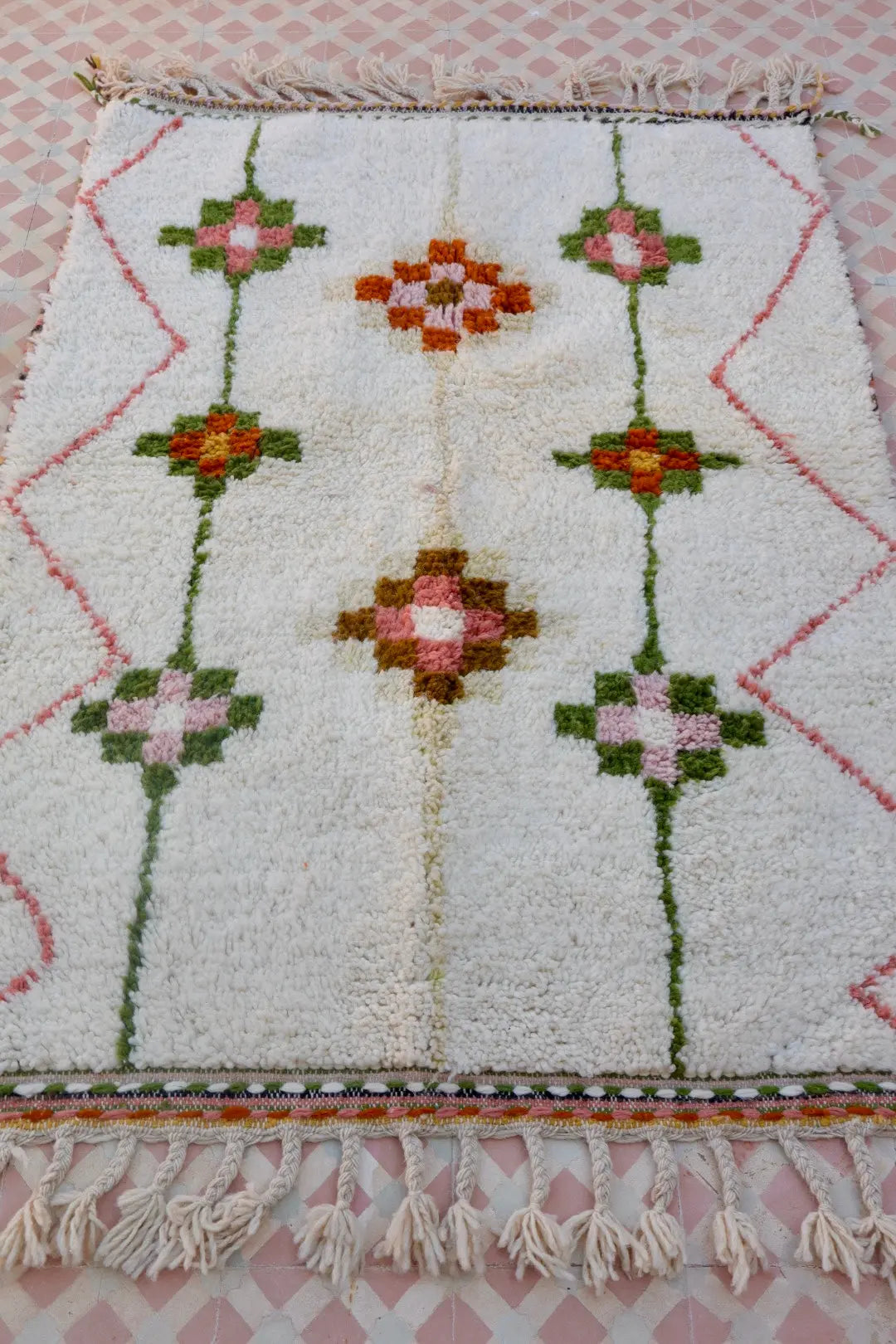 Tapis Berbère Azilal Blanc à Motifs Colorés Trame Multicolore- 150 x 110 cm Néda