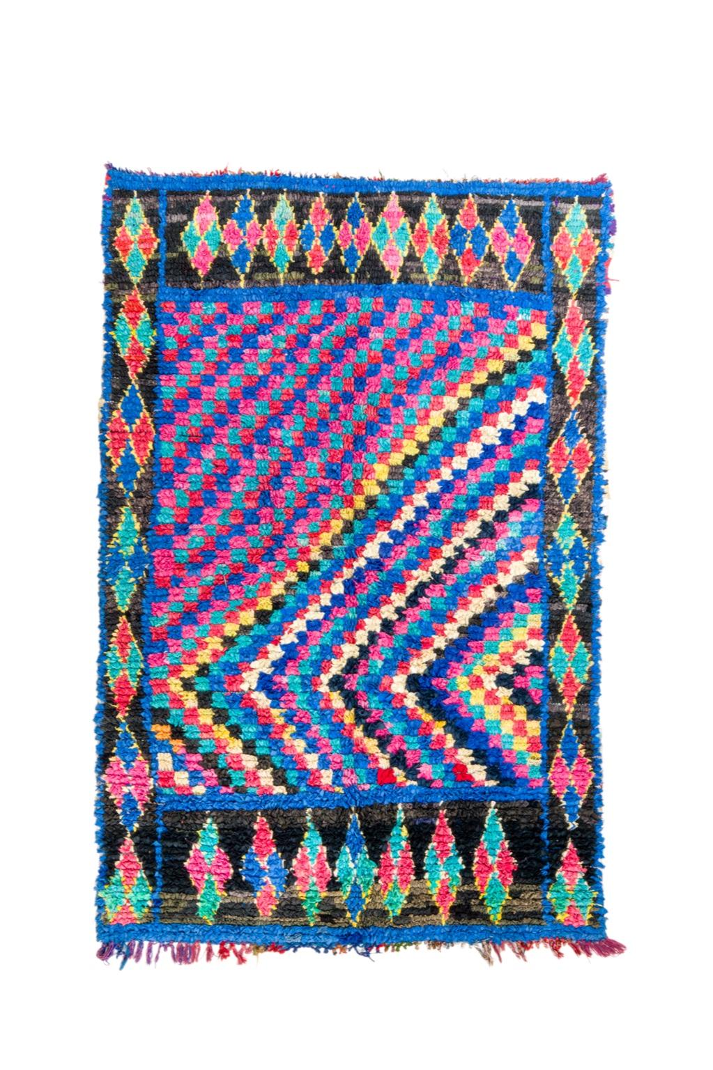 Tapis berbère marocain Boucherouite upcyclé noir à motifs bleu et multicolores bohème chic unique 