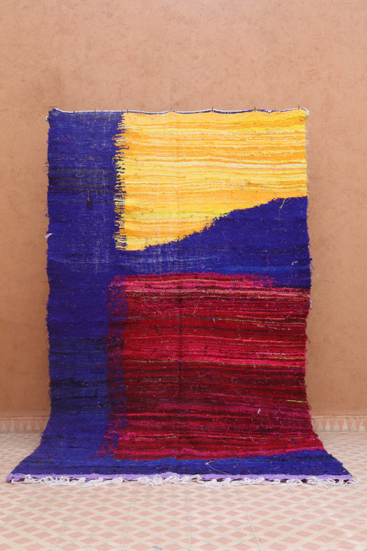 Tapis berbère Kilim Boucherouite bleu Klein Bordeaux jaune et lilas moderne contemporain upcyclé fait main 