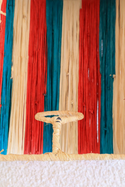 Raffia wandarmatuur met dennengroen, rood en natuurlijke strepen