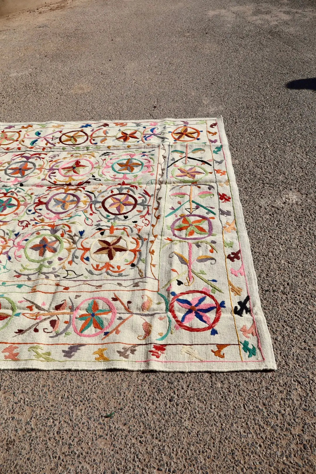 Tapis Kilim Suzani Motifs Brodés Multicolores – 240x 170 cm Néda