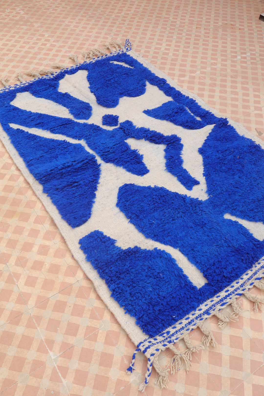 Tapis Berbère Béni Ouarain Moderne Bleu Klein À Reliefs - 182 x 120 cm Modèle Signature Néda