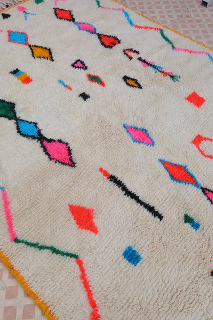 Tapis Berbère Coloré Blanc Motifs Multicolore Cadre Jaune - Azilal Néda