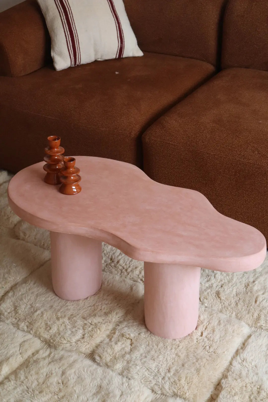 Table basse en Tadelakt rose terracotta forme organique fait-main, table basse béton ciré rose clair fait-main