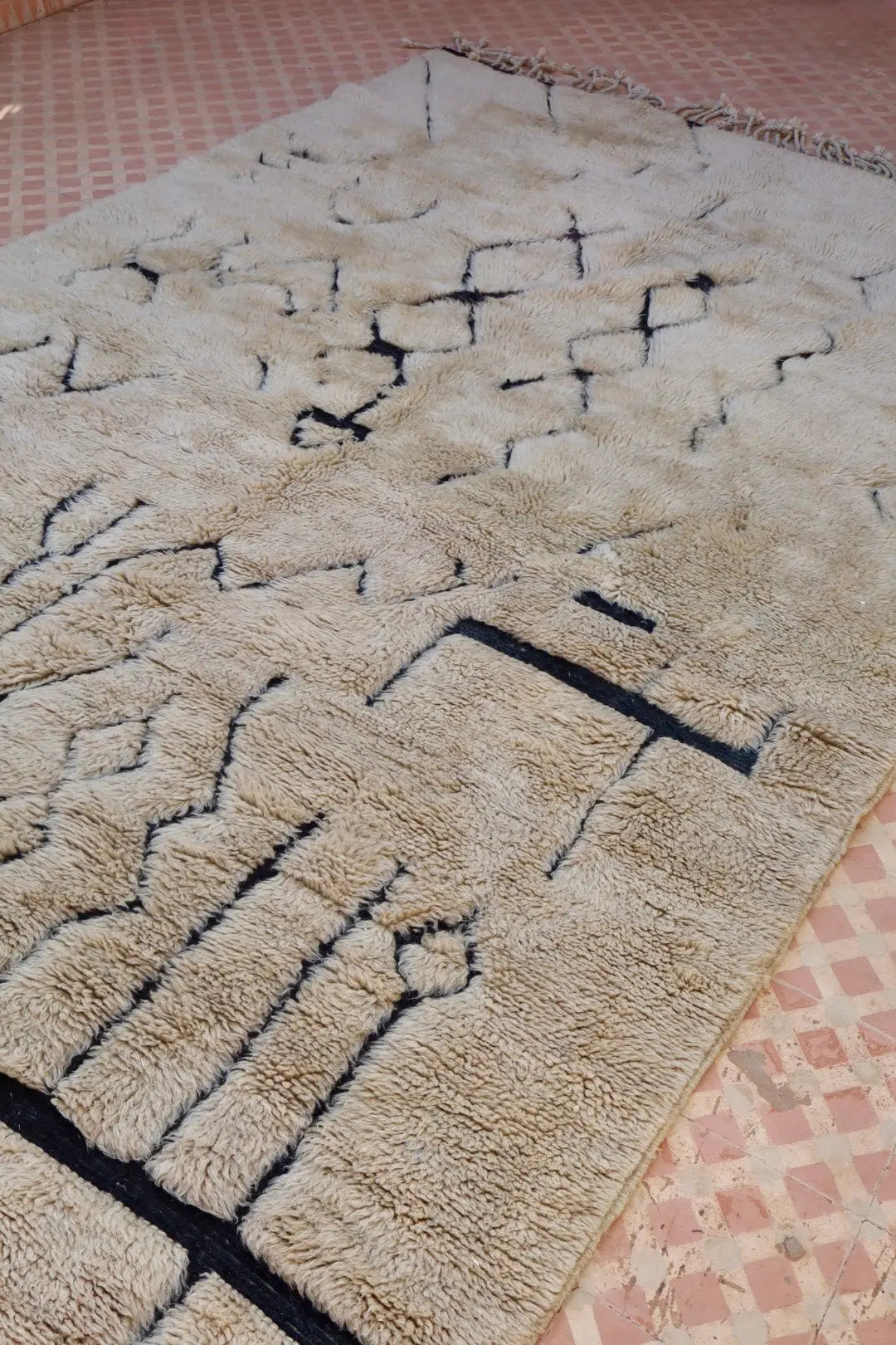 Tapis Berbère Mrirt Foncé Motifs Abstraits Reliefs Noirs - 311 x 200 cm Néda