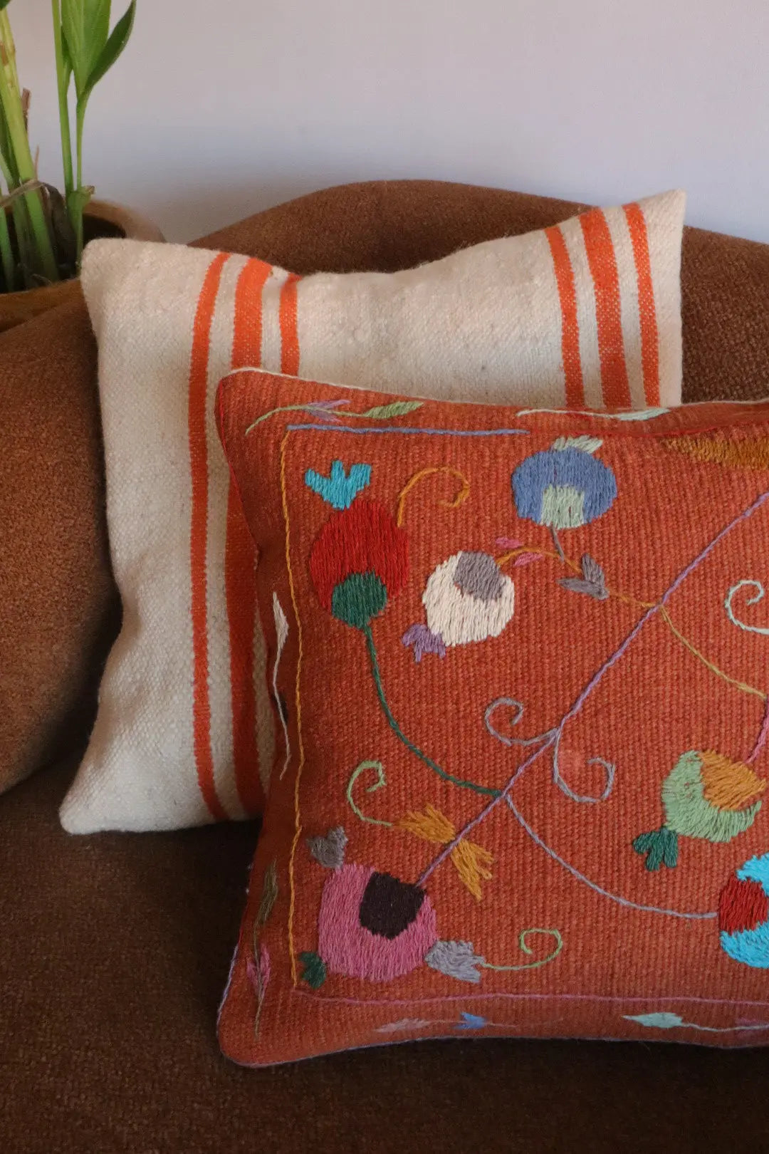 Coussin Suzani Fait-Main Orange Motifs Brodés Colorés Néda