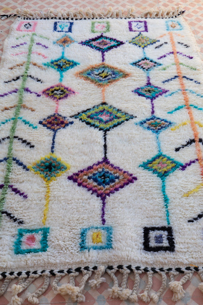 Alfombra bereber Azilal blanca con motivos de colores - 175 x 122 cm