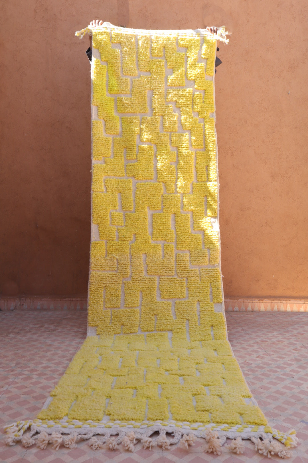 Tapis berbère marocain de couloir jaune citron à motifs creusés 