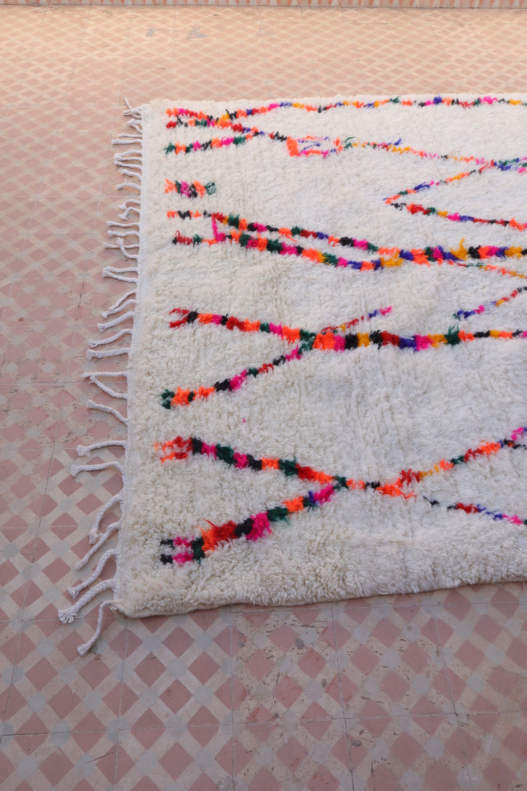 Tapis Azilal Berbère Blanc à Motifs Colorés et Fluo – Fait main- 307 x 207 cm Néda