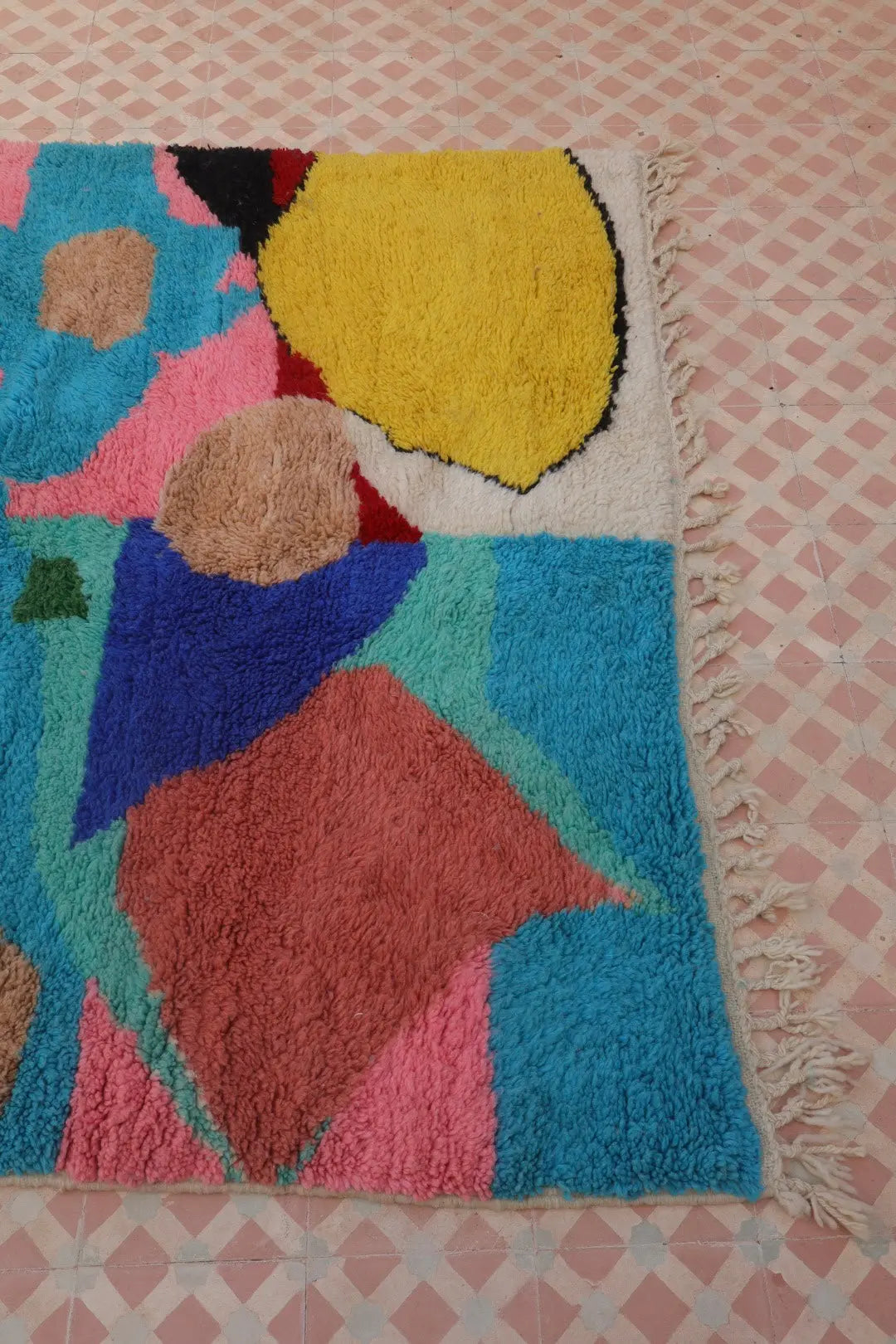 Tapis Berbère Multicolore Retranscritpion du Tableau de Mael Le Briand - 254 x 150 cm Néda