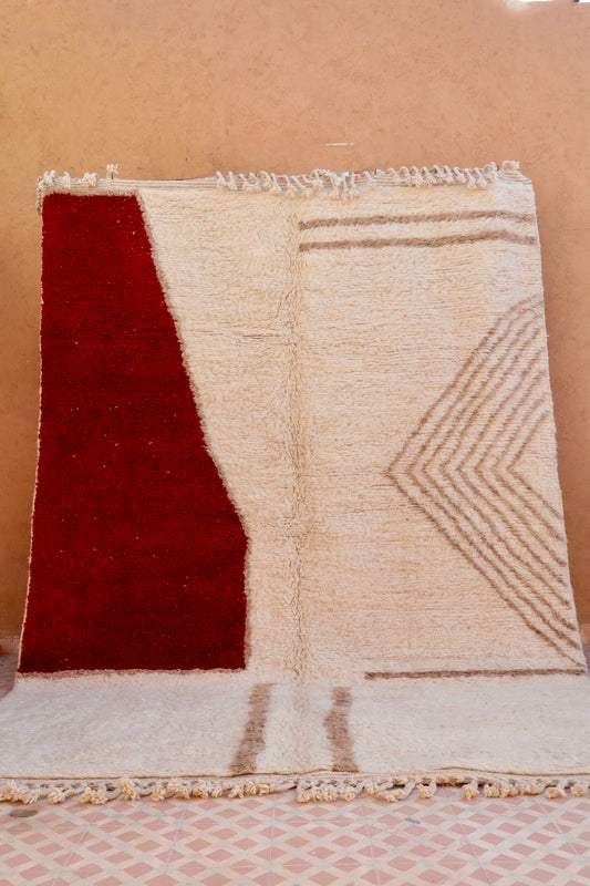 Tapis marocain berbère béni ouarain blanc à Bordeaux et beige foncé contemporain minimaliste moderne en laine fait main