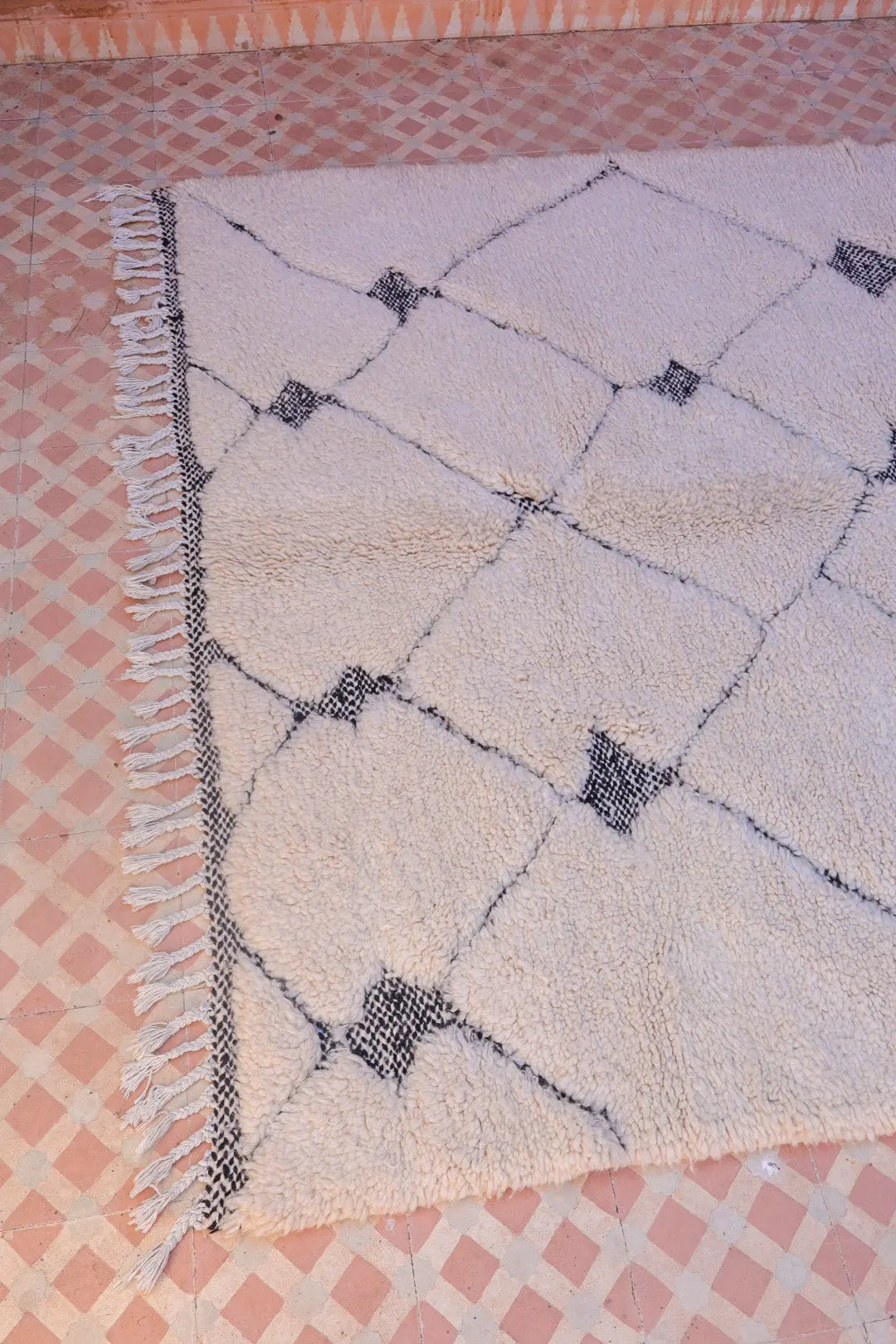 Tapis Berbère Béni Ouarain Blanc et Noir Moderne - 241x 160 cm Néda