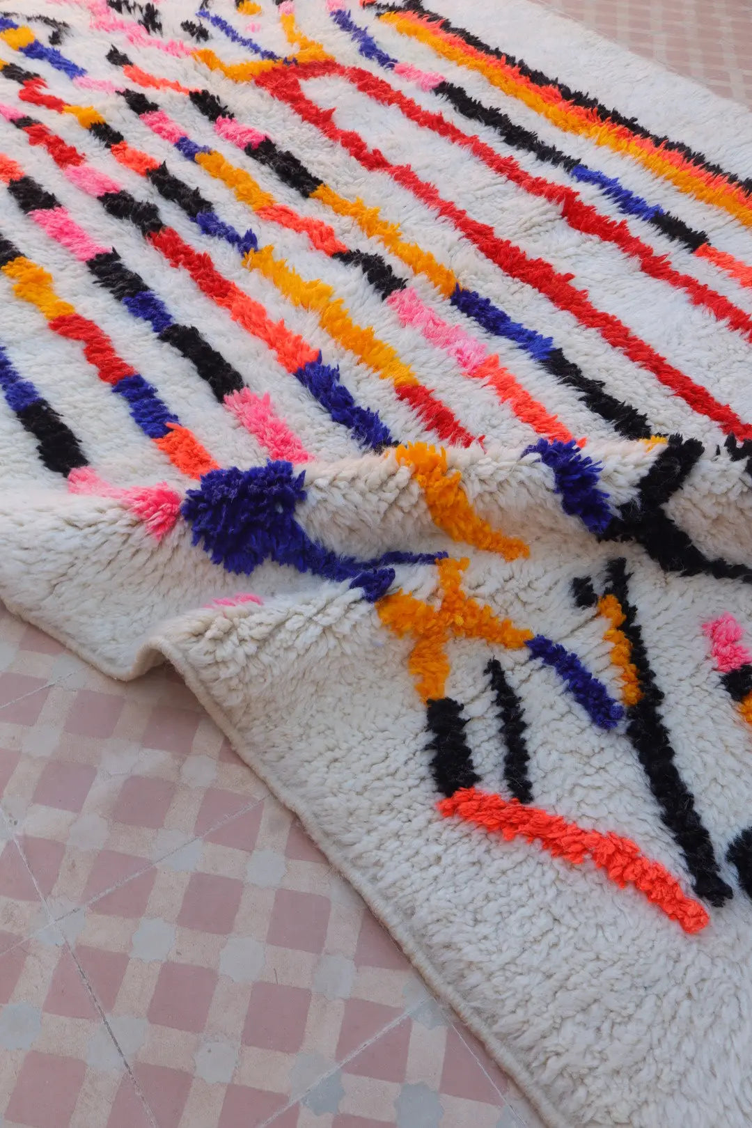 Tapis Berbère Azilal Blanc Motifs Colorés et Fluo- 236 x 153  cm Néda