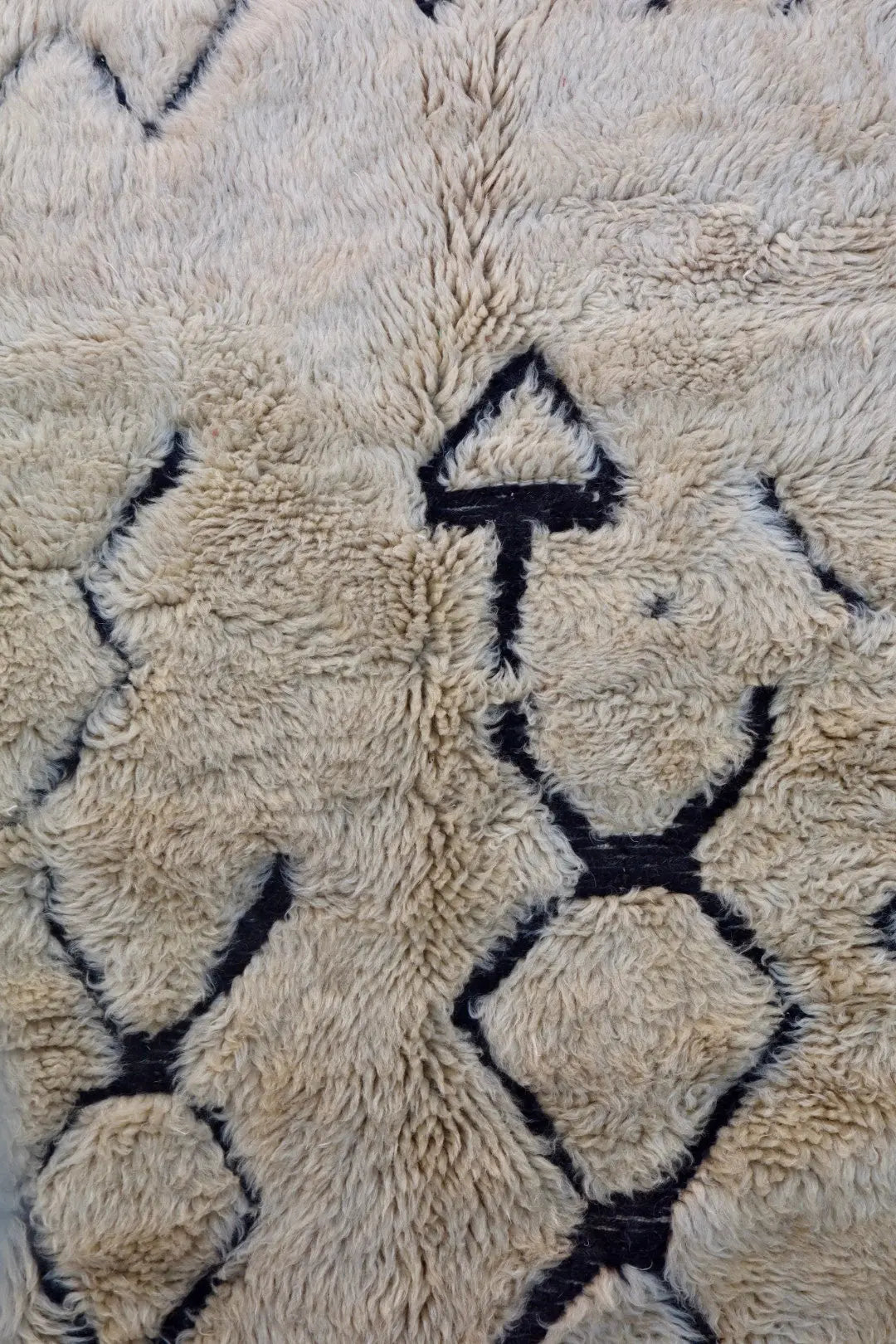 Tapis Berbère Mrirt Foncé Motifs Abstraits Reliefs Noirs - 311 x 200 cm Néda