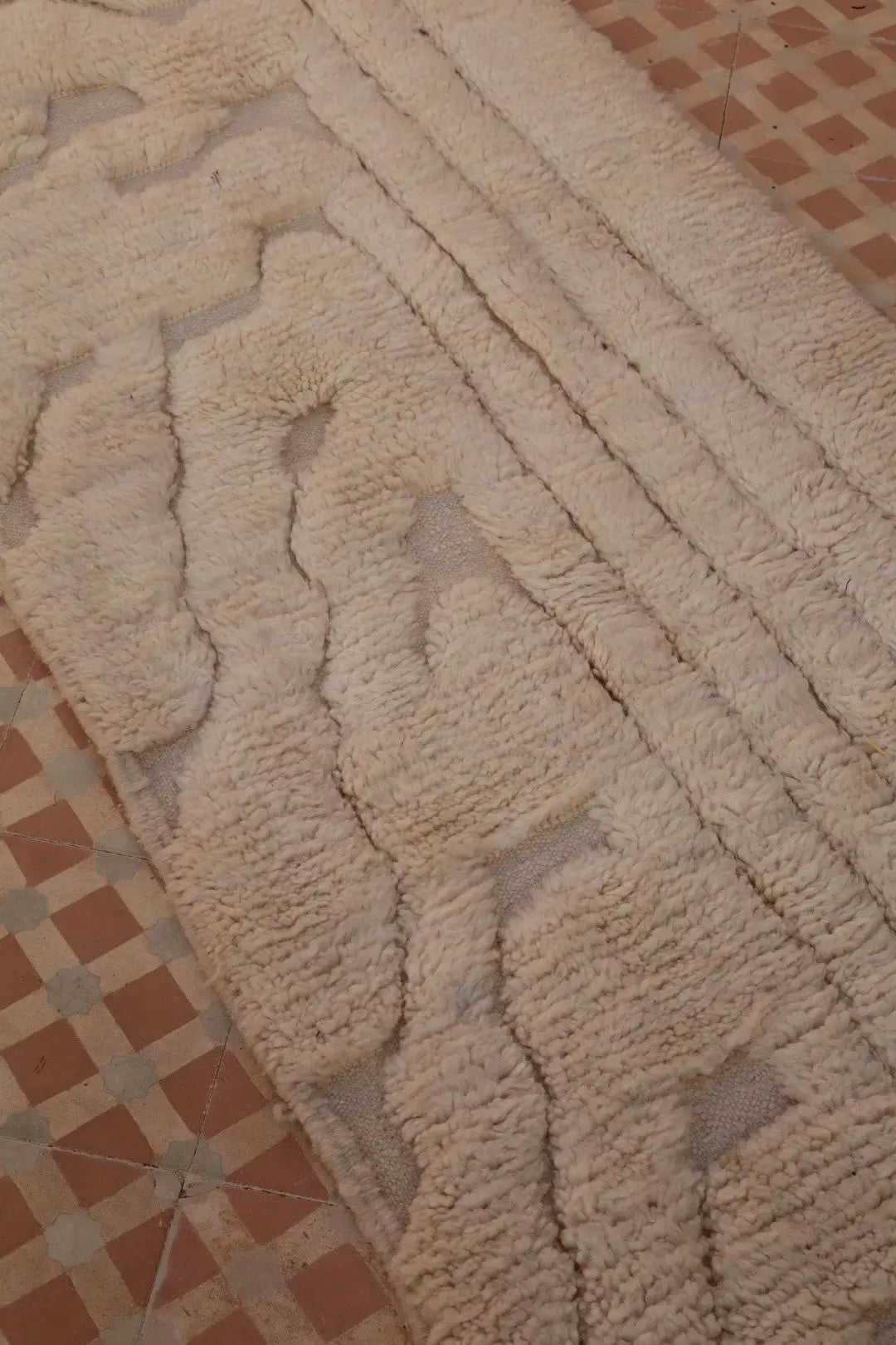 Tapis Berbère de Couloir Béni Ouarain Blanc Moderne à Reliefs Qualité Supérieure- 315 x 76 cm Néda