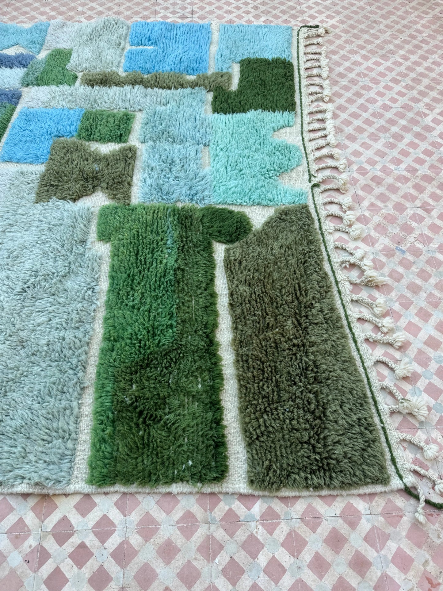 Tapis Berbère Motifs Abstraits Reliefs Bleu Vert Modèle Signature -227 x 220 cm Néda