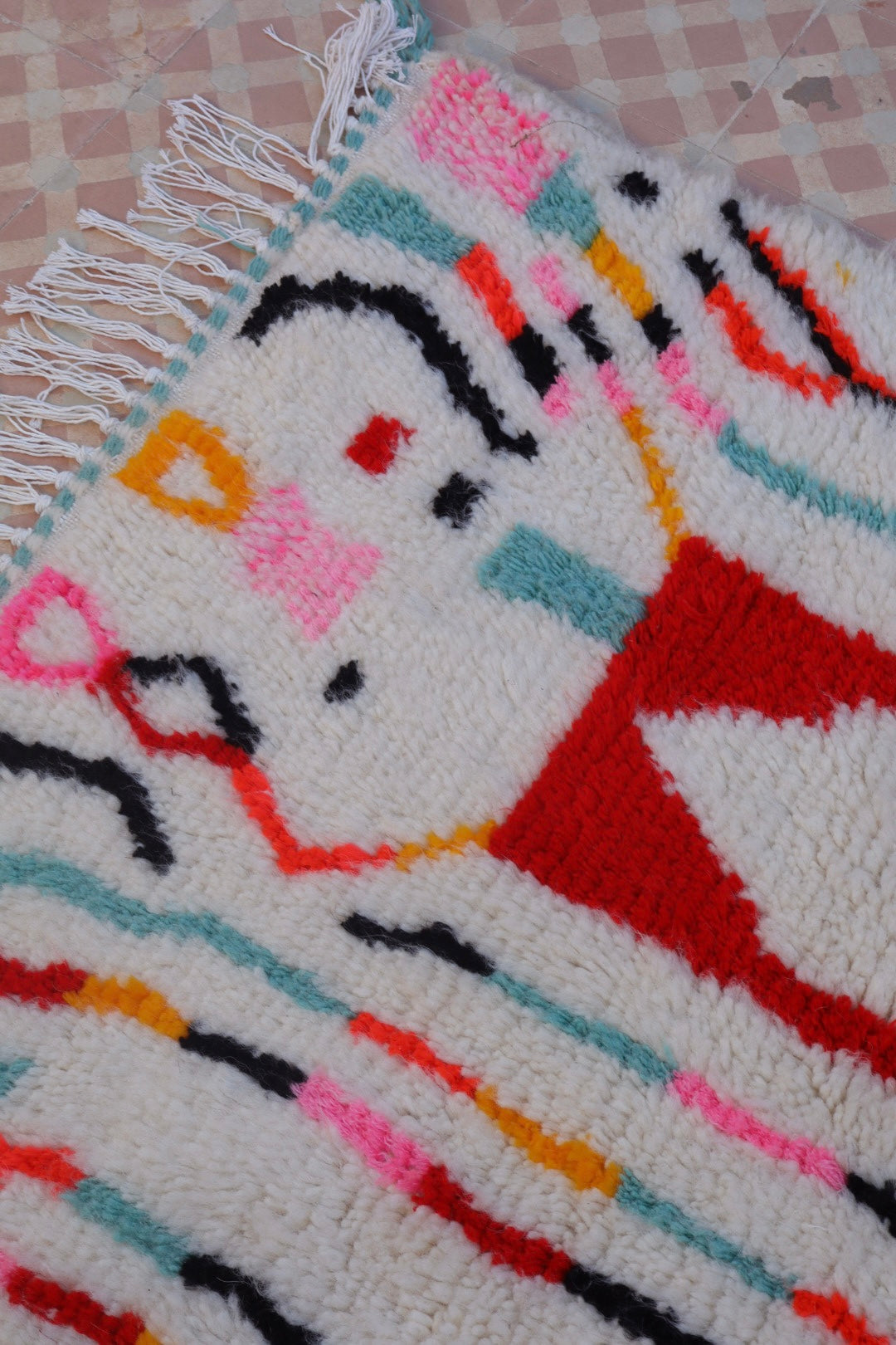Tapis Berbère Azilal Blanc Motifs Losanges Colorés et Fluo- 149  x 104 cm Néda