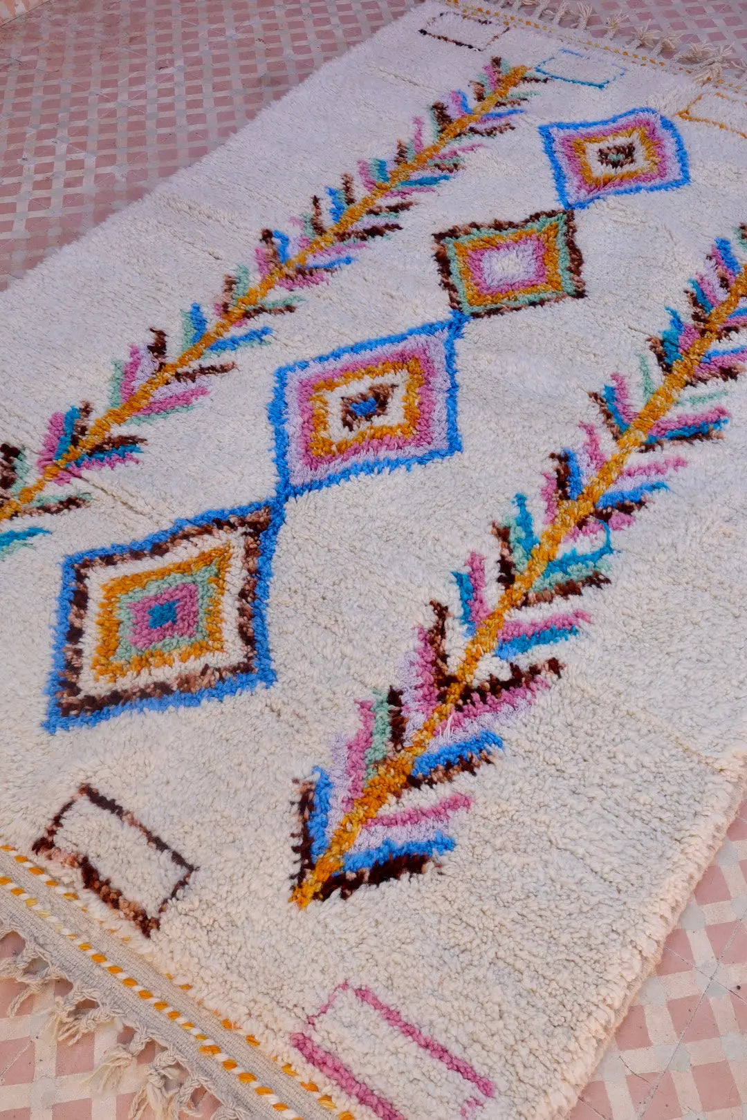 Tapis Berbère Azilal Blanc à Motifs Colorés - 239 x 160 cm Néda