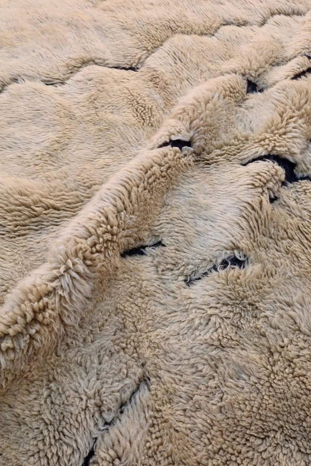 Tapis Berbère Mrirt Foncé Motifs Abstraits Reliefs Noirs - 311 x 200 cm Néda