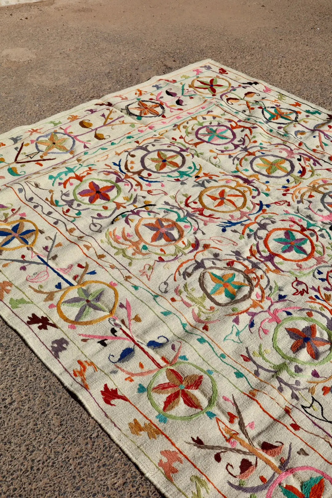 Tapis Kilim Suzani Motifs Brodés Multicolores – 240x 170 cm Néda