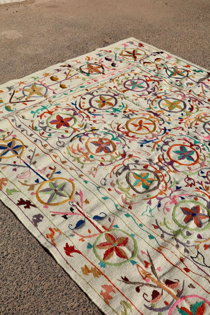 Tapis Kilim Suzani Motifs Brodés Multicolores – 240x 170 cm Néda