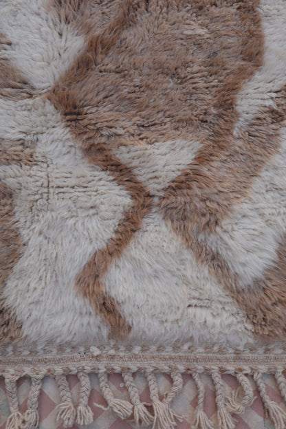 Alfombra bereber blanca Beni Ouarain con motivos abstractos en beige oscuro - 261 x 111 cm