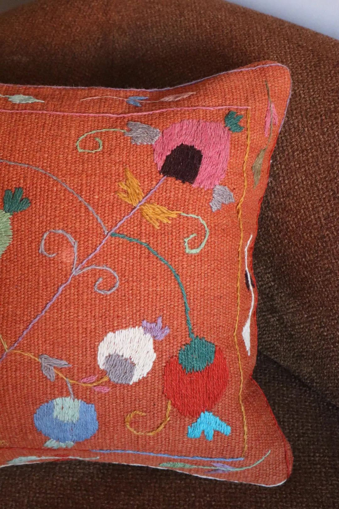 Coussin Suzani Fait-Main Orange Motifs Brodés Colorés Néda