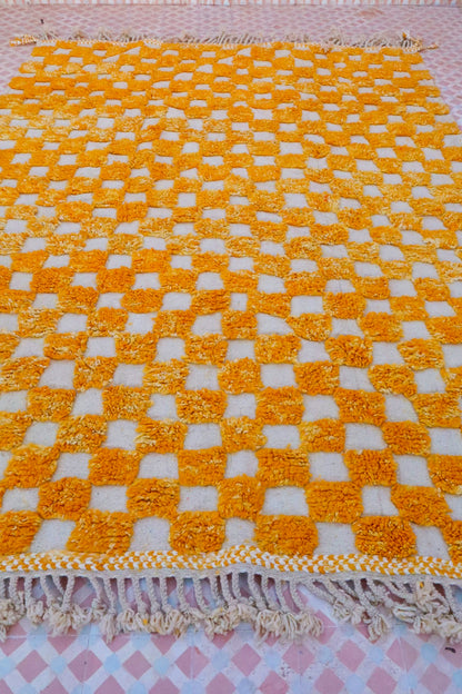 Beni Ouarain Berber checkered carpet in gold yellow and white - 288 x 209 cm