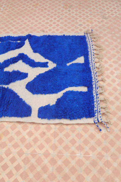 Tapis Berbère Béni Ouarain Moderne Bleu Klein À Reliefs - 182 x 120 cm Modèle Signature Néda