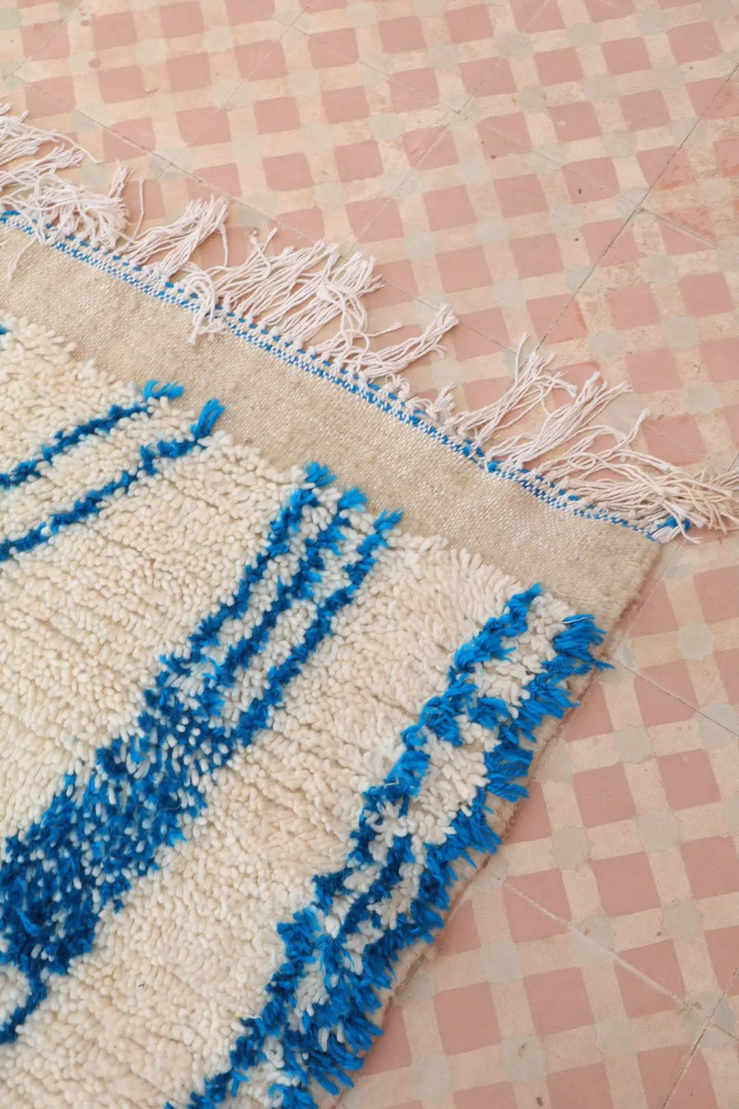 Tapis Berbère Azilal Blanc Motifs Abstraits Bleu- 239 x 139 cm Néda