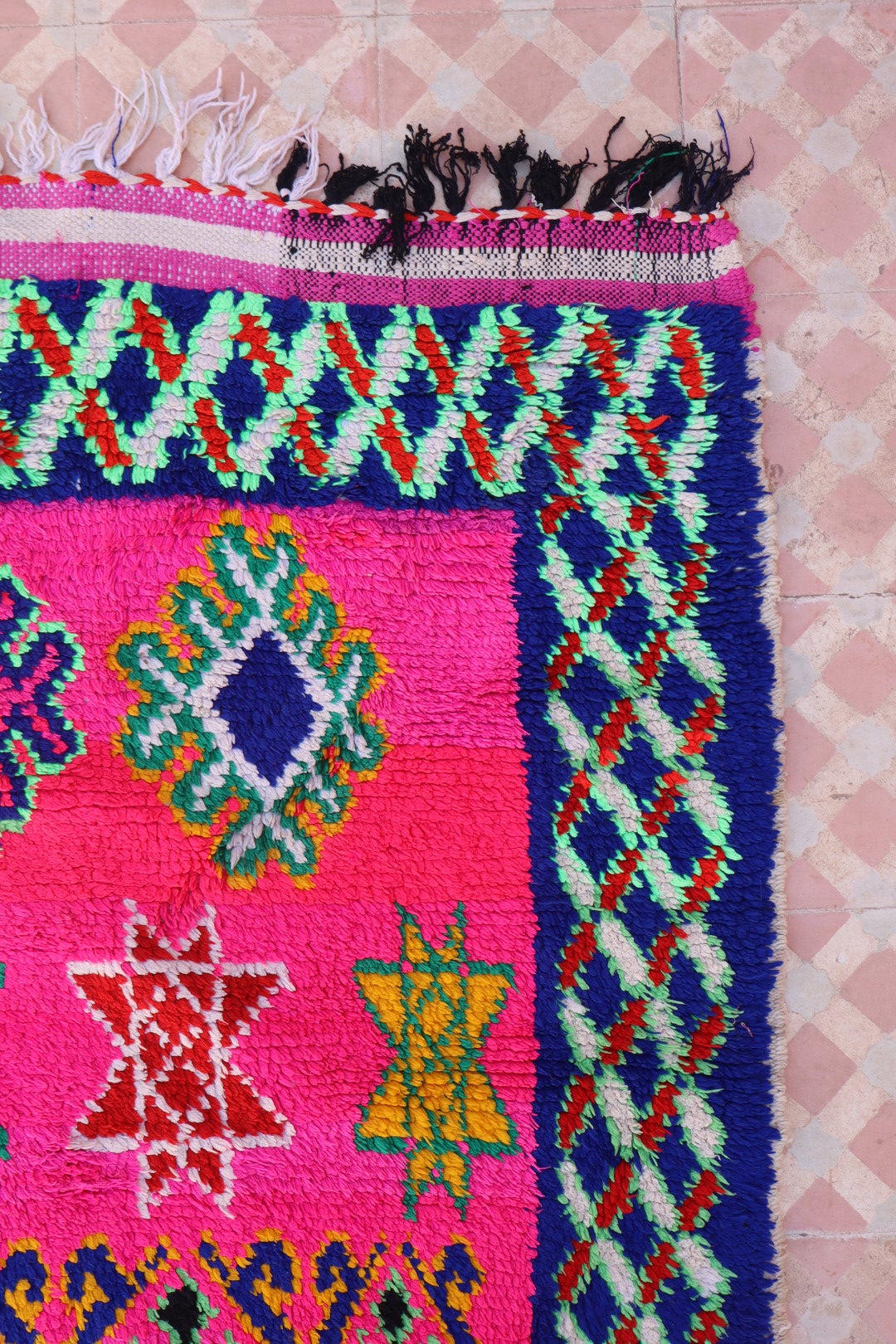 Tapis Berbère Azilal Couloir Vintage Fluo- 327 x 128 cm Néda