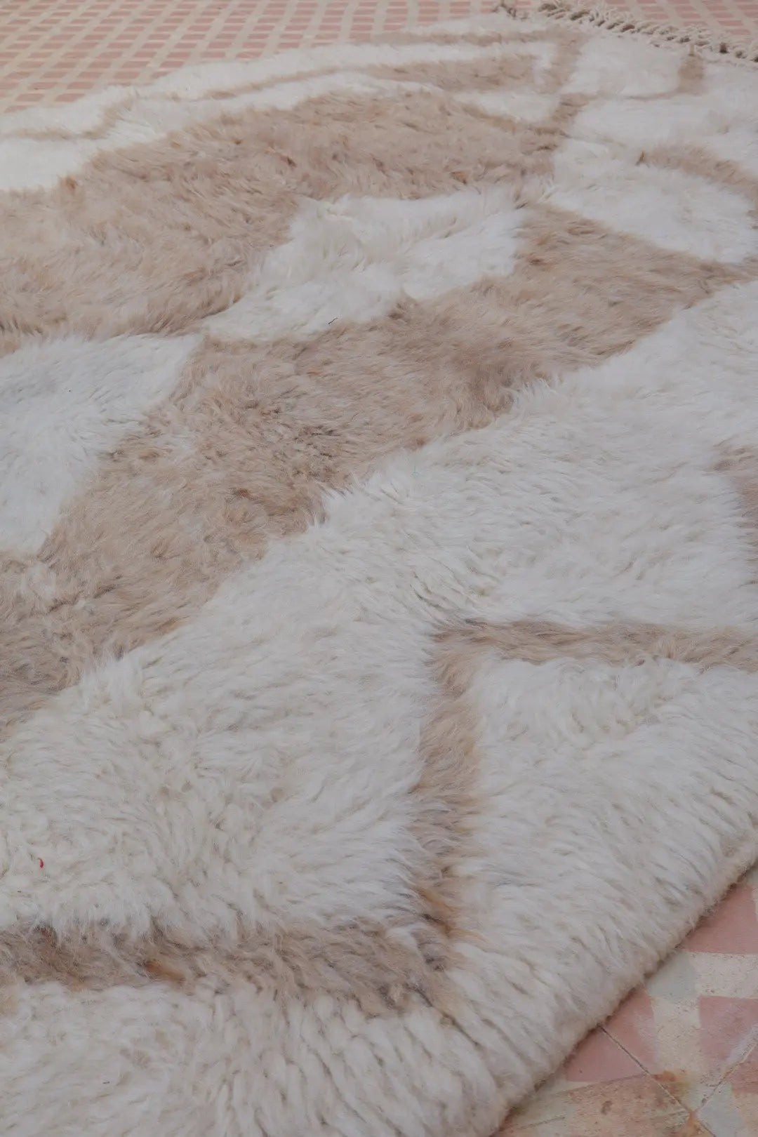 Tapis Berbère Béni Ouarain Blanc à Motifs Abstraits Beige Foncé Shaggy - 236 x 155 cm Néda