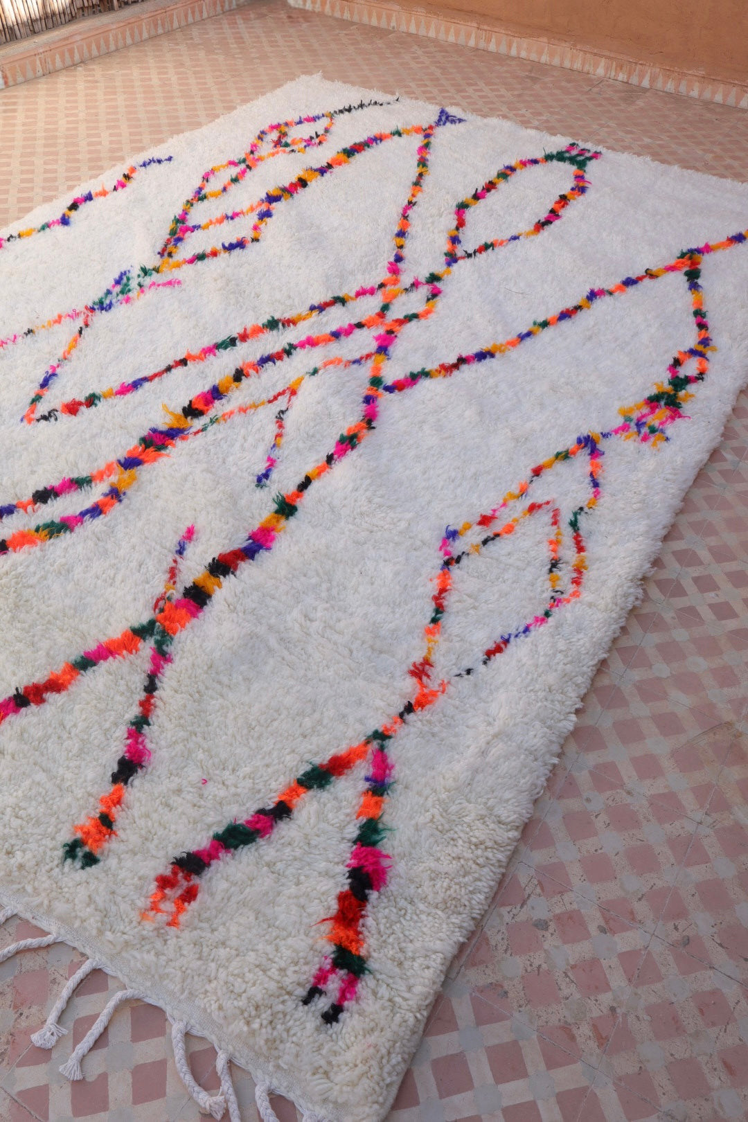 Tapis Azilal Berbère Blanc à Motifs Colorés et Fluo – Fait main- 307 x 207 cm Néda