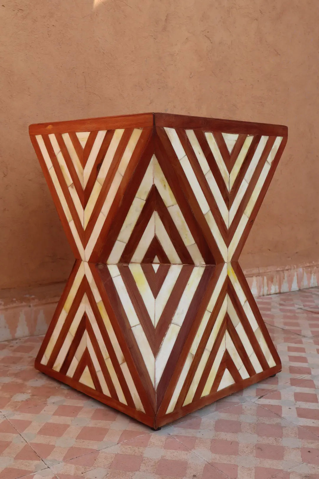 Table d’Appoint Sculpturale en Maqueterie Bois et Os- DONA Néda