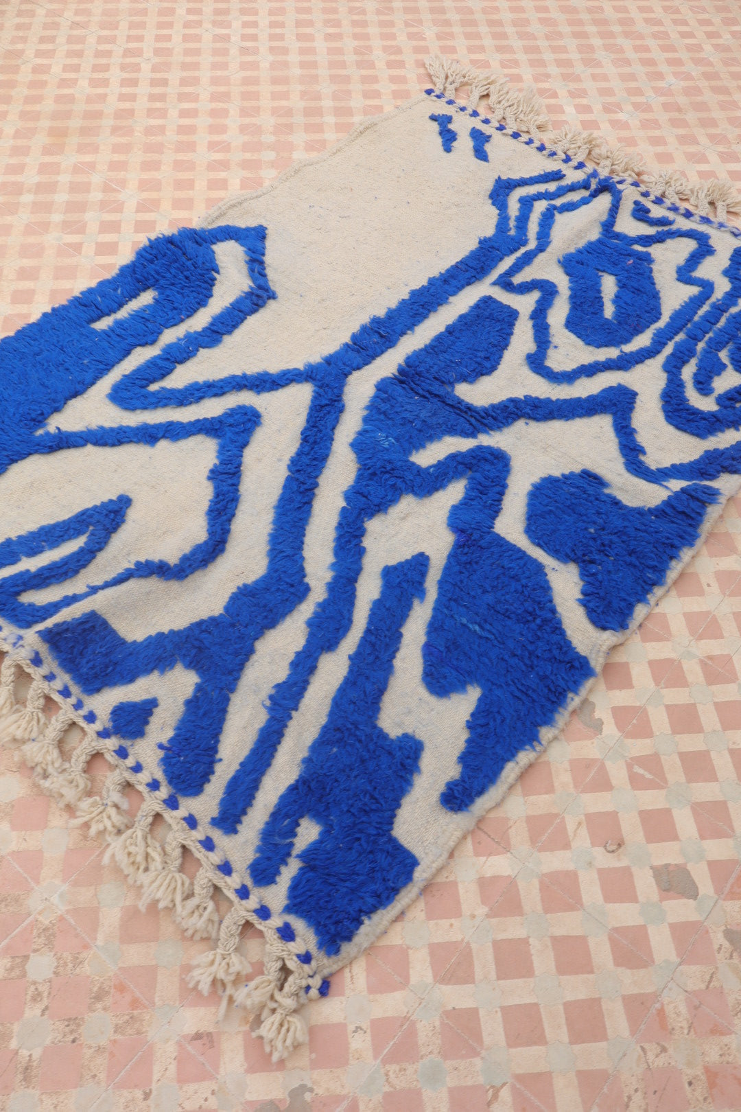 Tapis Berbère Béni Ouarain Moderne Bleu Klein À Reliefs Abstrait - Modèle signature - 160 x 120 cm Néda