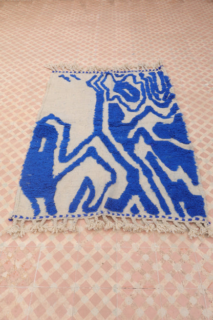 Tapis Berbère Béni Ouarain Moderne Bleu Klein À Reliefs Abstrait - Modèle signature - 160 x 120 cm Néda