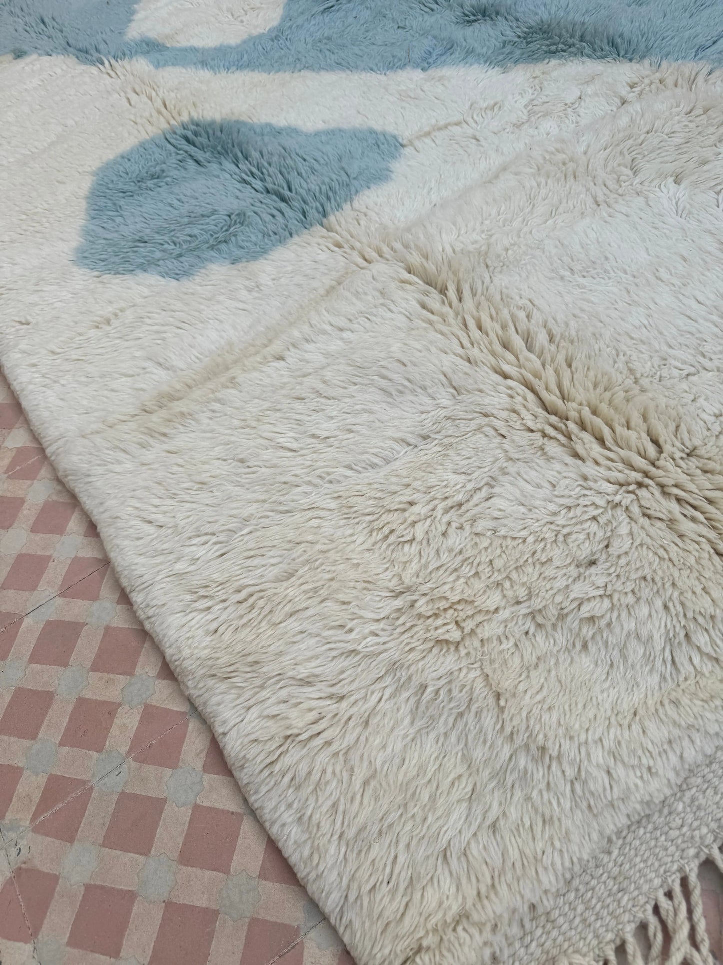 Tapis Berbère Mrirt Bleu Ciel et Blanc Moderne - 257 x 159 cm Néda