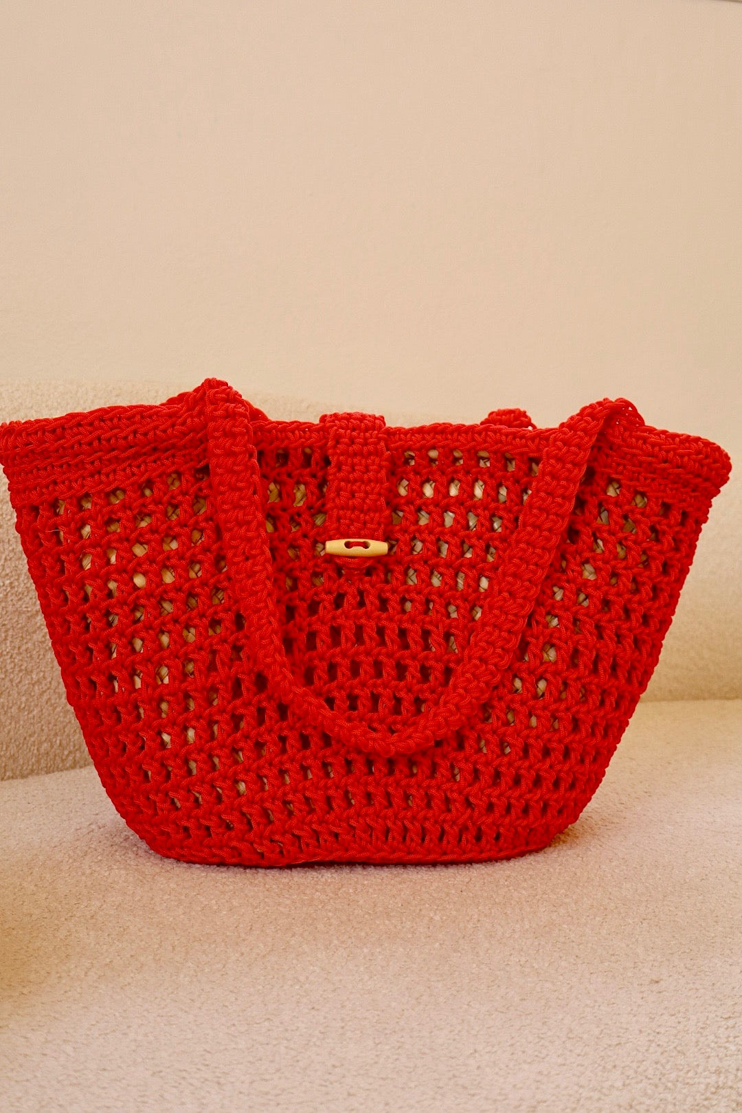 <img src="{{ 'panier-osier-nylon-rouge.jpg' | asset_url }}" alt="Panier en osier et nylon rouge fait main, élégant et durable, parfait pour le shopping et les sorties, porté à l'épaule, disponible en plusieurs coloris" title="Panier en osier et nylon rouge fait main">