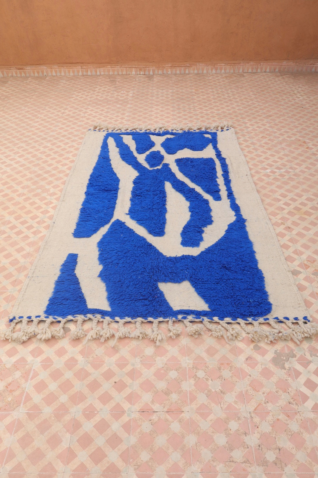 Tapis Berbère Béni Ouarain Moderne Bleu Klein À Reliefs - 202 x 127 cm Modèle Signature Néda