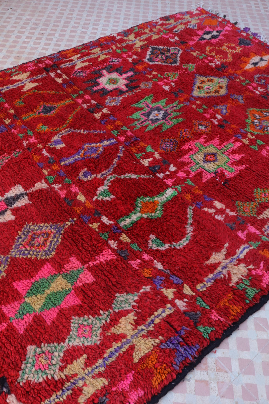 Tapis berbère coloré, tapis berbère multicolore tapis marocain coloré tapis berbère rouge tapis berbère vintage coloré tapis berbère ancien rouge à motifs multicolore tapis berbère en laine multicolore ancien tapis berbère rouge à motifs multicolore ethniques déco bohème chic 