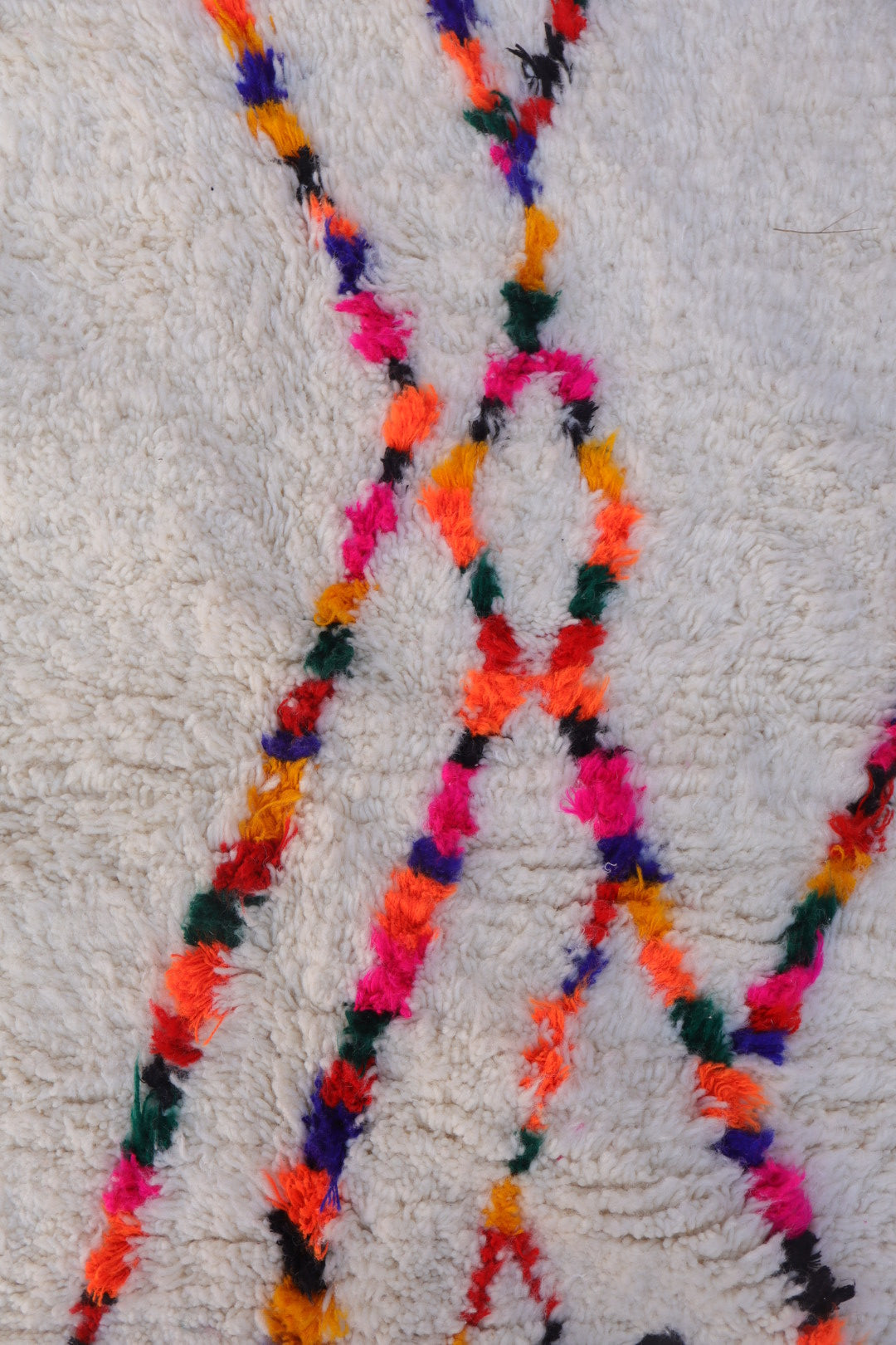 Tapis Azilal Berbère Blanc à Motifs Colorés et Fluo – Fait main- 307 x 207 cm Néda