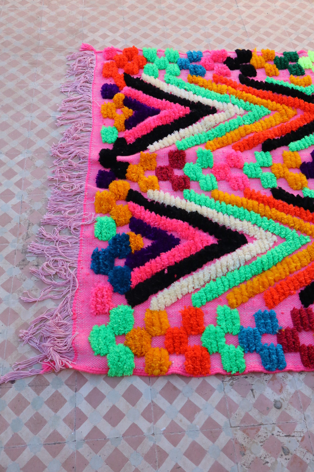 Tappeto Berbero Colorato Rosa Motivi Fluo- 190 x 142 cm Néda