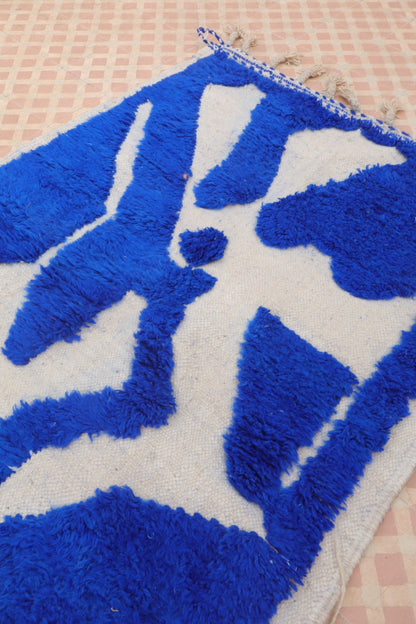 Tapis Berbère Béni Ouarain Moderne Bleu Klein À Reliefs - 182 x 120 cm Modèle Signature Néda
