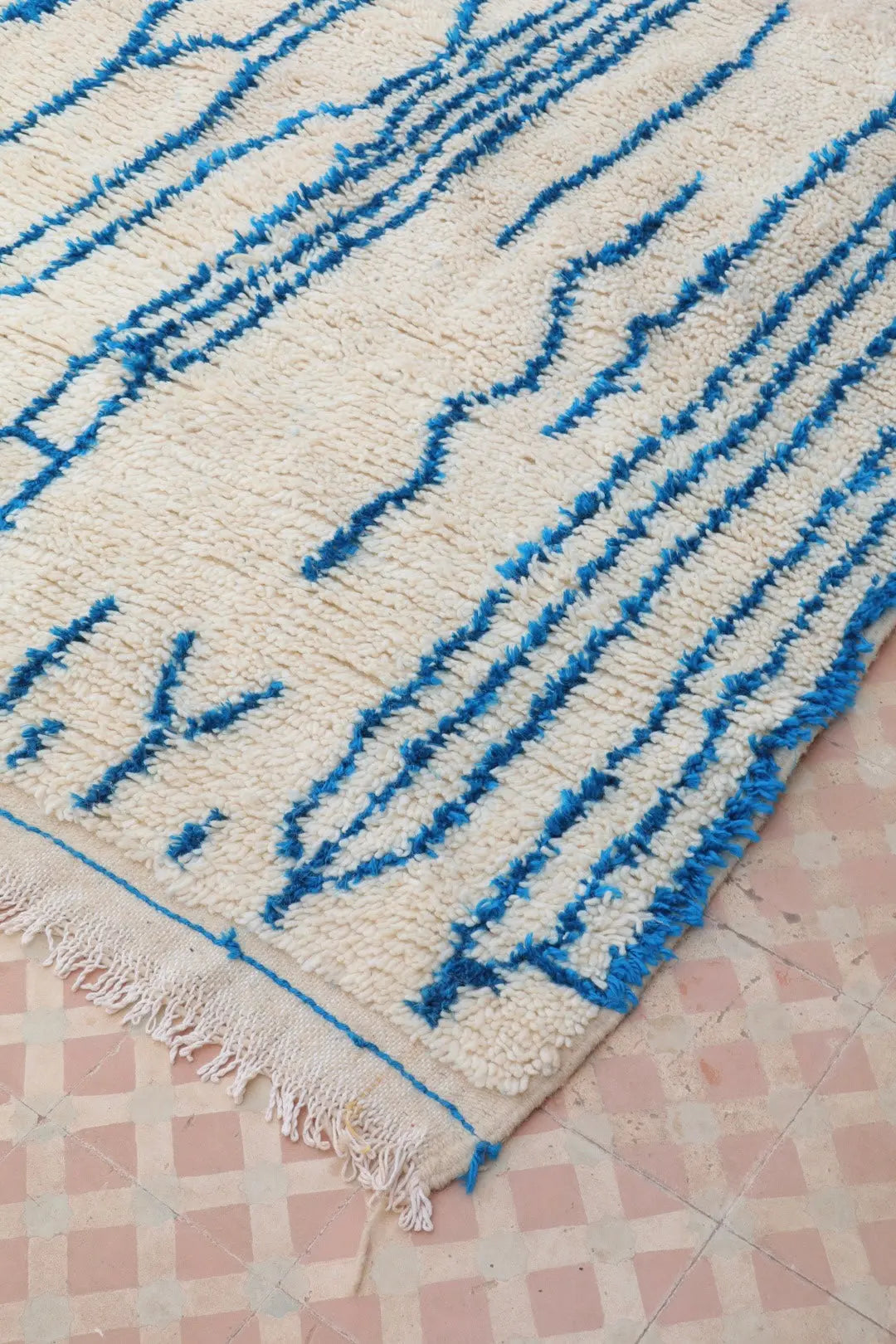 Tapis Berbère Azilal Blanc Motifs Abstraits Bleu- 239 x 139 cm Néda
