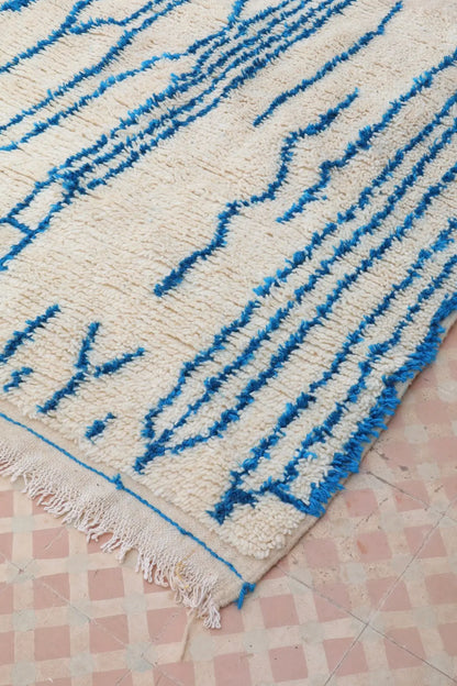 Tapis Berbère Azilal Blanc Motifs Abstraits Bleu- 239 x 139 cm Néda