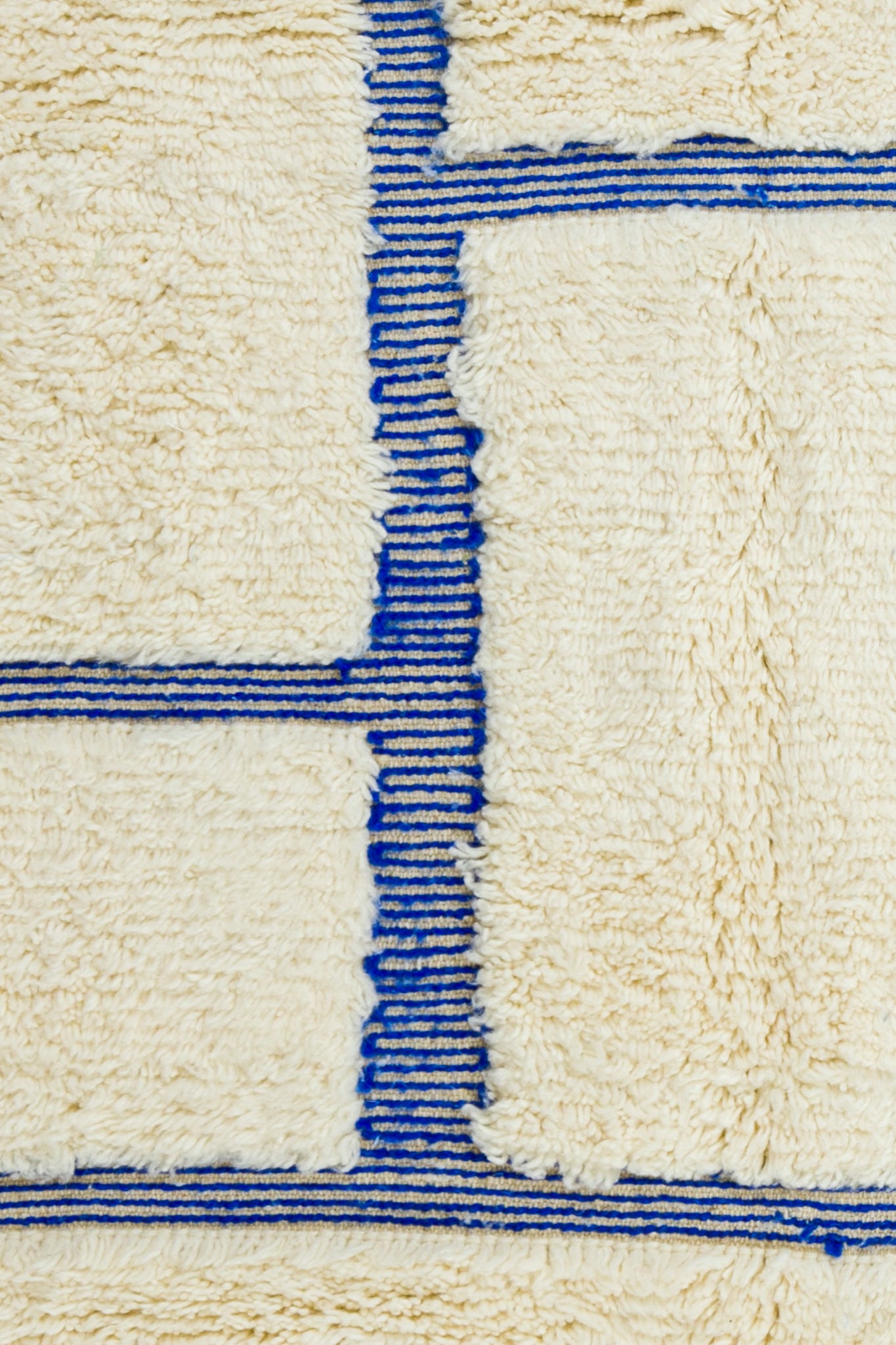 Béni béni white wow carpet with linear linear patterns dug blue Klein - 270 x 217 cm