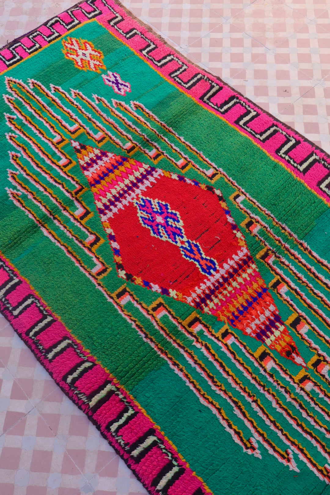 Tapis berbère vintage coloré à motifs fluo tapis azilal ancien vert à motifs rose fluo tapis marocain long coloré tapis berbère ancien vert et rose Fluo tapis marocain ancien de couloir coloré 