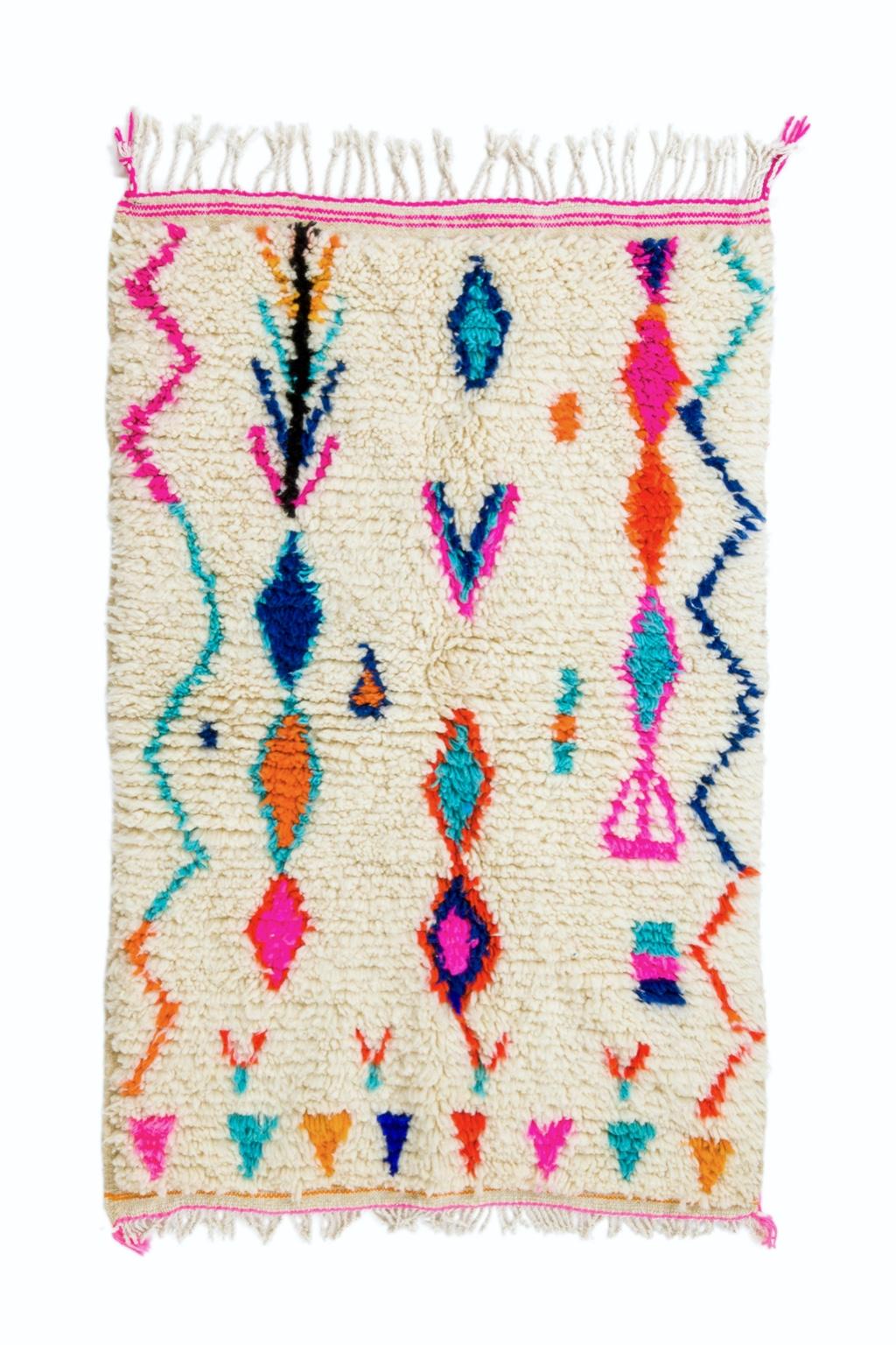 Azilal white Berber carpet with fluorescent coloured patterns - 152 x 100 cm